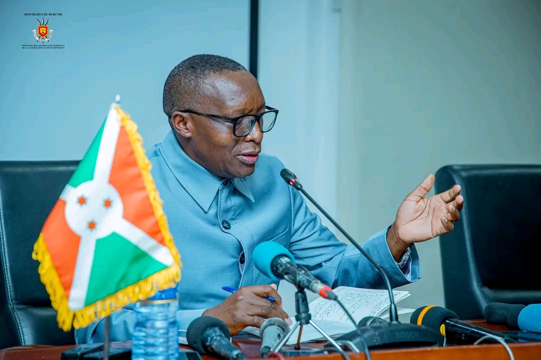 Uyu mutegetsi ashinja u Rwanda kuba ari rwo rwarashe mu Cibitoki mu Burundi, ibisasu ngo byakomerekeje abantu babiri.